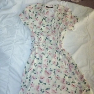 Sommarklänning  - Omlott klänning i stretsch.