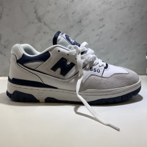 New balance 550 skor - Säljer mina New Balance skor som jag använt väldigt varsamt så de ser nästan helt nya ut. Haft skorna över ett år men har bara inte använt dom så har bara kvar skorna och skopappret. Nypris typ 1500kr, mitt pris 899kr. Pris går att diskuteras (snabb affär