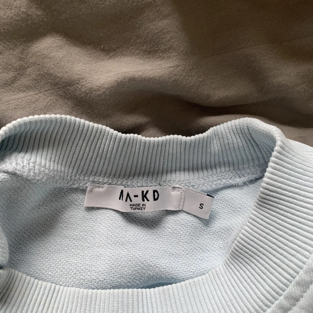 Superfin sweatshirt från nakd i storlek S. Sparsamt använd så den är i bra skick. 💙. Hoodies.