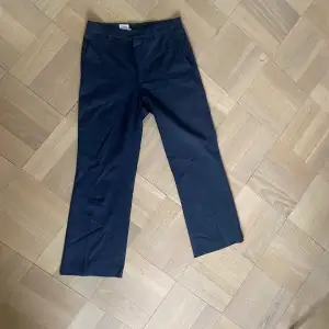 Marinblåa kostymbyxor från Filippa K. Lite bootcut aktiga, ganska korta byxor. Hade passat perfekt på någon som är mellan 150-155. Strl: xxs