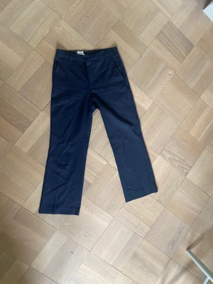 Kostymbyxa Filippa K - Marinblåa kostymbyxor från Filippa K. Lite bootcut aktiga, ganska korta byxor. Hade passat perfekt på någon som är mellan 150-155. Strl: xxs