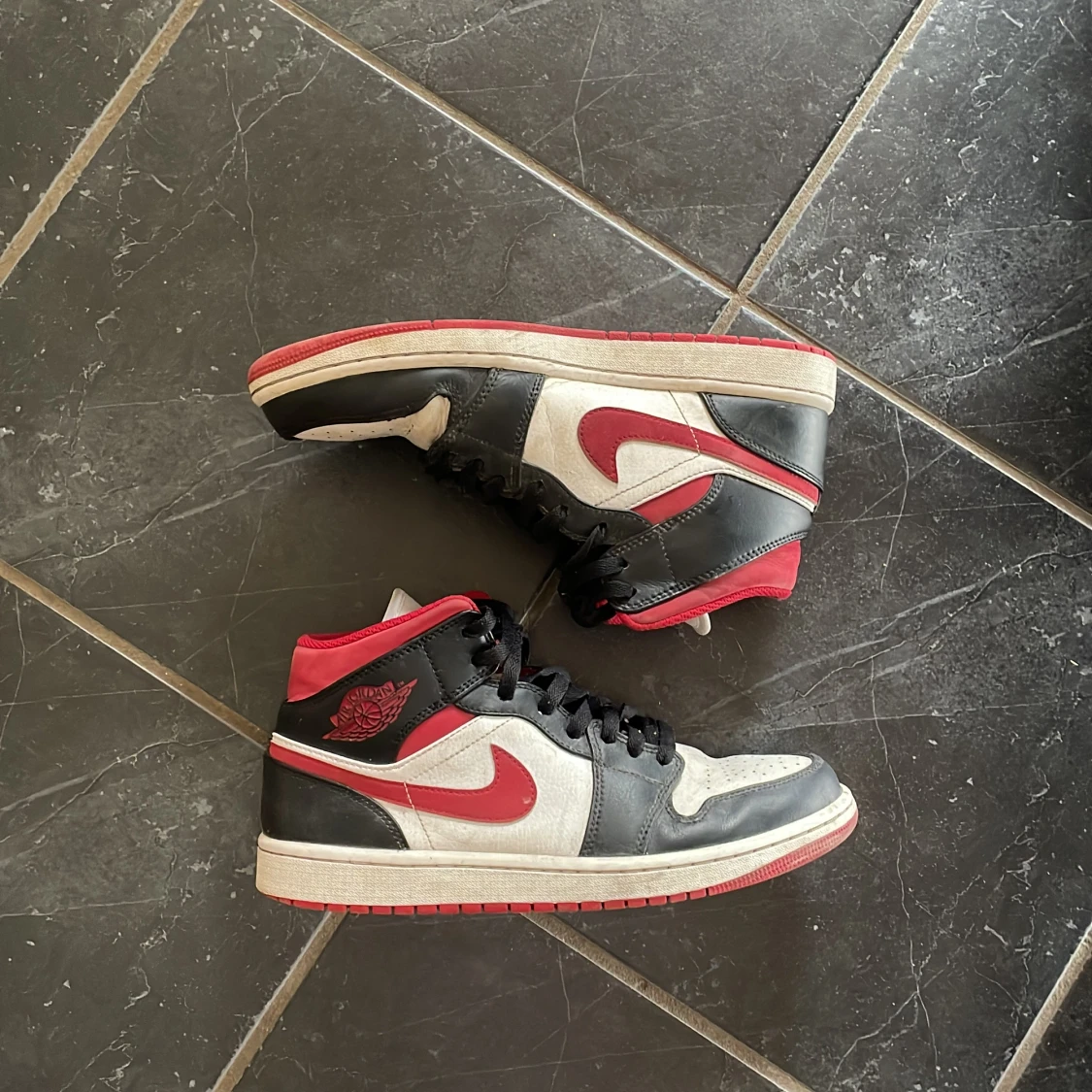 Jordan 1s mid
