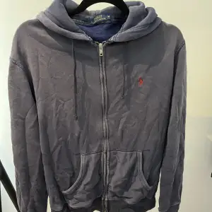 Mörkblå hoodie i cool tvätt från Ralph Lauren Använd i mycket bra skick  Nypris 1400kr Skick 9/10