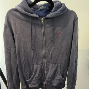 Hoodie Ralph Lauren  - Mörkblå hoodie i cool tvätt från Ralph Lauren Använd i mycket bra skick  Nypris 1400kr Skick 9/10