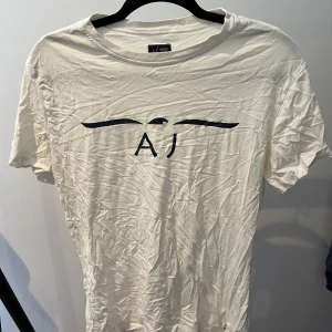 Tshirt Armani jeans  - Vit t shirt från Armani jeans  Använd i bra skick Skick 6/10