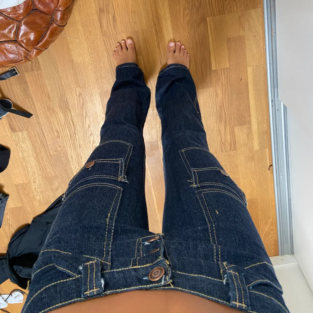 As coola Lågmidjade jeans. Köpta second hand men skulle säga att storleken är ungefär en xs/34-36🩵. Jeans & Byxor.
