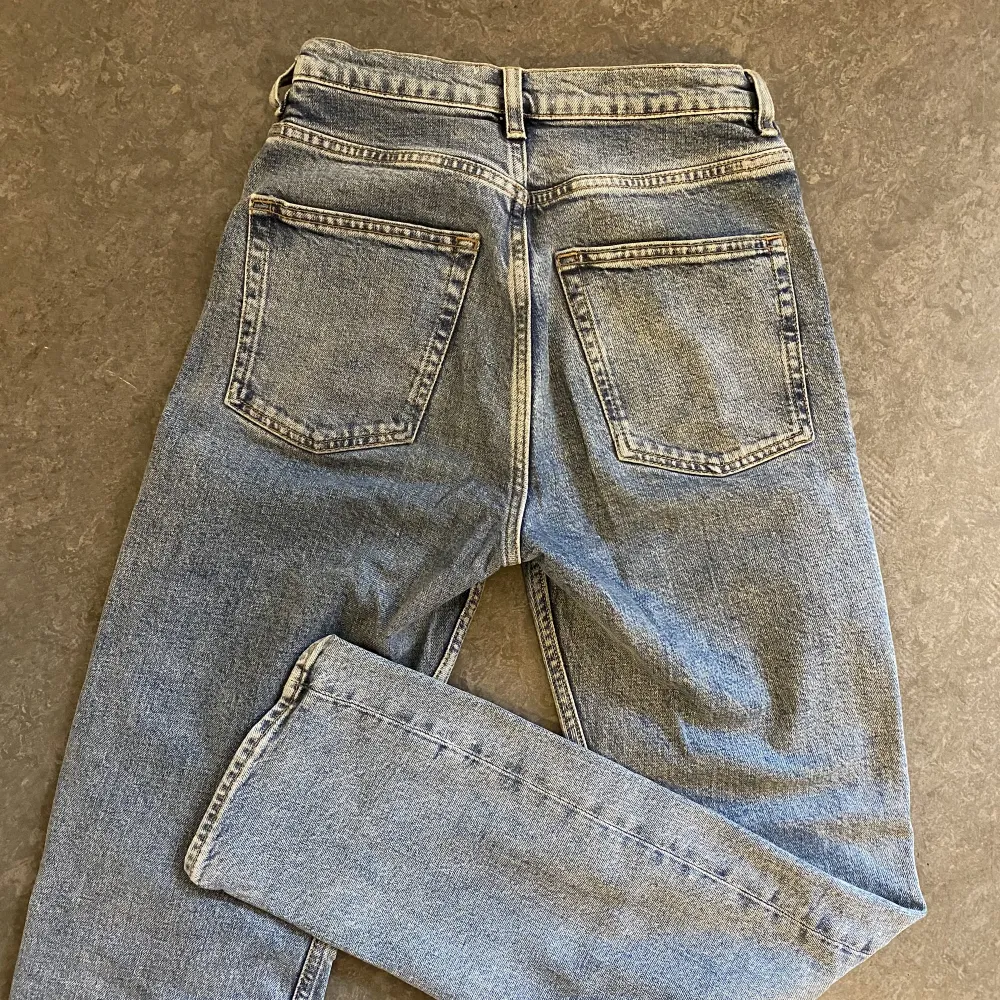 Ett par blå högmidjade jeans i straight modell från & other stories! Fint skick  Storlek 25/30. Jeans & Byxor.