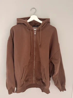Brandy Melville hoodie - Brun hoodie från brandy Melville använd fåtal gånger, bra skick! Oversized!