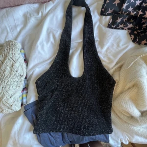 Topp - Lite festligare topp som man bär korsat runt halsen💗skriv för intresse💗