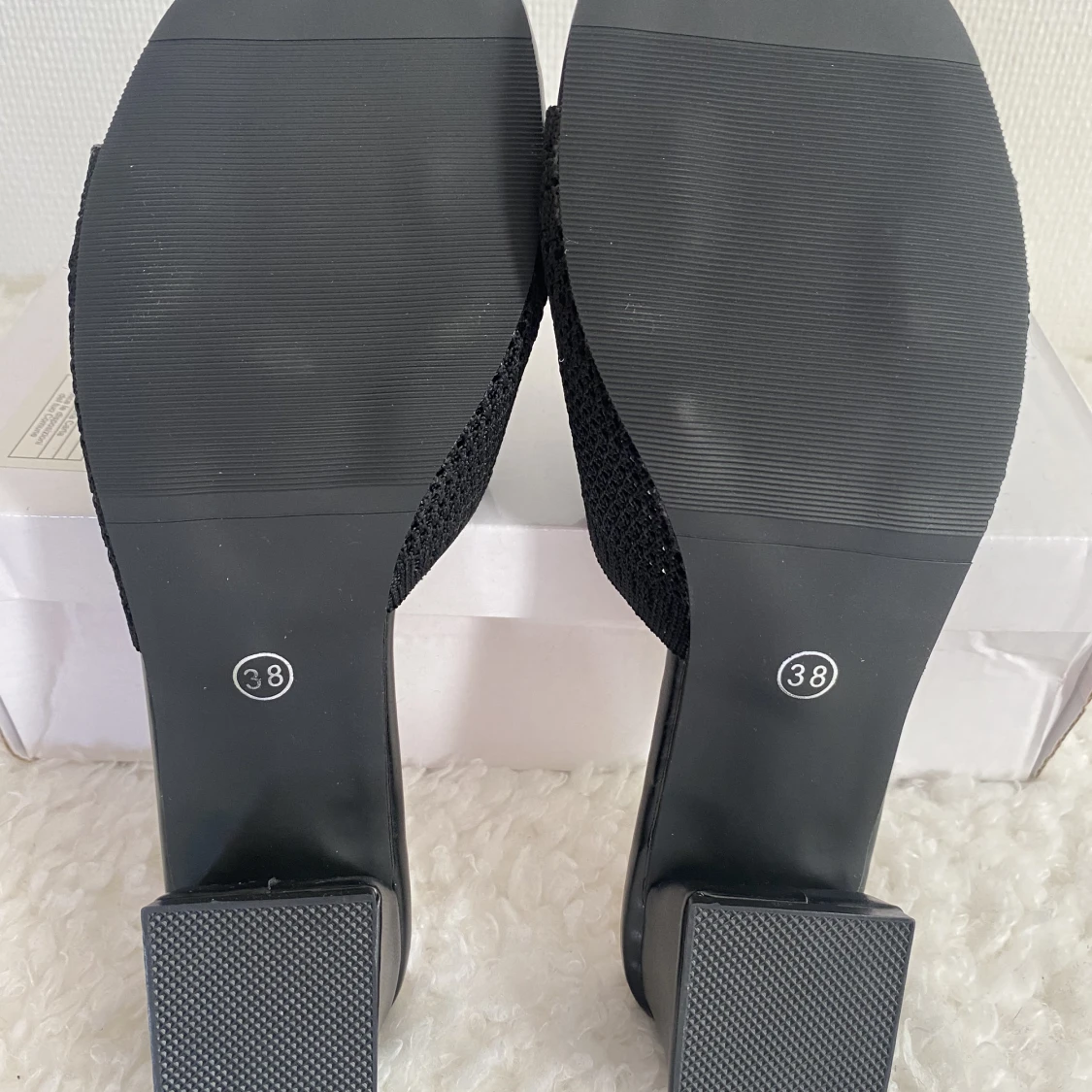 Oanvända skor med klack  - 91