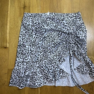 Kjol - Storlek:38/40 Från:shein Skick:bra skick! Aldrig använt Använt men i bra skick! 🧸 Postar med PostNord och tar bara emot Swish! Skriv för mer info🩷