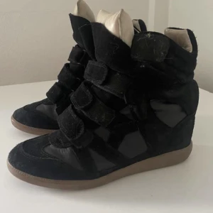 Isabel marant skor - Intressekoll p dessa äkta, unika, svarta IsabelMarant skor med vit plös! Köptes i april och har använts typ 3 ggr❤️ I strl 40 men skulle säga att de passar 38-39 då jag själv vanligtvis har 38🫶 pm vid frågor/bilder❤️ ⚠️Utgångspris 600kr⚠️