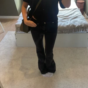 Svarta lågmidjade jeans - Säljer dessa sjukt snygga lågmidjade bootcut jeansen från mango!! Inga defekter🫶🫶