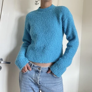 Fluffig sweatshirt  - Blå fluffig sweatshirt från Monki i storlek S. Sitter superfint på! :) 