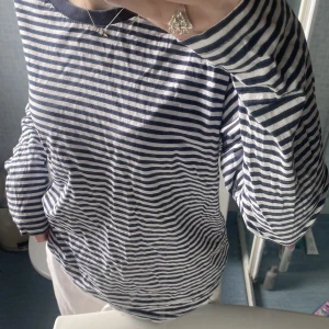 Randig tröja  - Säljer min långärmade randiga tröja, använd få gånger. Säljer för 120kr + frakt. Kom privat för fler bilder eller frågor!💕