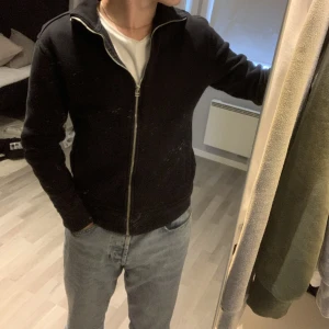 Zip up från zara - Zip up från zara. Skick 9/10, säljs på grund av växt ur den. sparsamt använd, storlek small. Priset är ej hugget i sten!(kom privat, svarar gärna på frågor med mera)