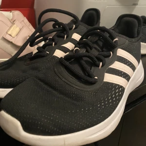 Adidas skor - Säljer dessa adidas skor som passar bra till träning. Knappt använda i storlek 38. 