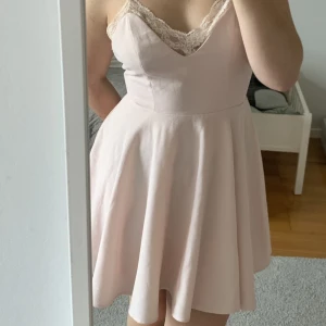 Söt rosa klänning  - Söt rosa klänning med diskret spets