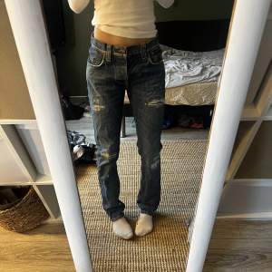 Nudie jeans som är raka, de är lite stora i midjan på mig men går att sy in eller ha skärp om man är samma strl som mig. Så skulle säga att man kan vara xs-m i dessa jeans, jag är 175cm lång för referens