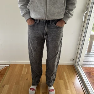 Bershka jeans - Snygga, gråa bershka jeans som inte används längre! Stilrena och sköna dock.