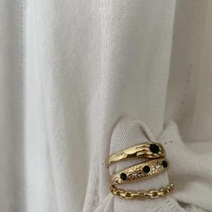 Ringar - Säljer dessa ringarna då jag glömde testa dom och de var för stora. Man ser inte så bra på bilden med stenarna är mörk gröna! Väldigt fina!! Köp antingen alla tre för 110 eller en för 40