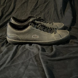 Lacost skor  - Svarta lacos skor, använda men fint skick nypris 999kr