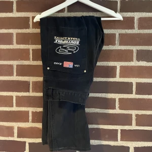 Southpole jeans  - Svarta southpole jeans med broderat tryck på baksidan  