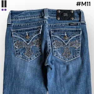 lågmidjade MissMe Bootcut jeans M11 - MissMe jeans i model Boot 💜 Tag 27W 💜Midja (rakt över) 35cm 💜 Innerben 87cm 💜 Ytterben 110cm 💜 Benöppning 22cm 💜 Små fläckar på vänster framsida 💜Våra mått blir W=27 och L=34 💜 Men jämför alltid måtten med ett par jeans som sitter bra 💜