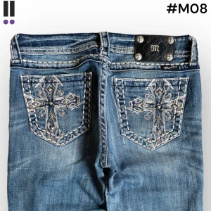 lågmidjade MissMe Bootcut jeans M08 - MissMe jeans i model Boot 💜 Tag 28W 💜Midja (rakt över) 38cm 💜 Innerben 81cm 💜 Ytterben 107cm 💜 Benöppning 22cm 💜  💜Våra mått blir W=29 och L=31 💜 Men jämför alltid måtten med ett par jeans som sitter bra 💜