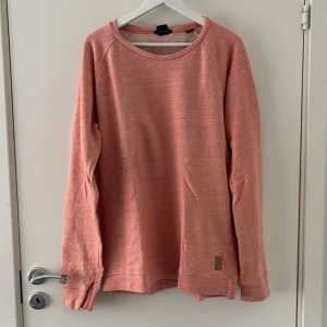 Scotch and Soda Crewneck - Säljer nu en trevlig Scotch and Soda crewneck. Den är knappast använd utan har bara hängt i gaderoben. Skick: 10/10 Ord pris: 749kr 