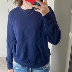 Marinblå tjocktröja - En så mysig tjocktröja från polo Ralph lauren! Den har tyvärr blivit lite liten för mig. Köparen står för frakt