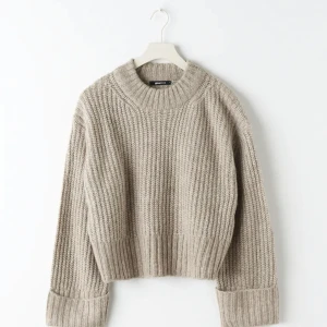 Stickad tröja - Jättefin beige tröja, säljer då jag inte har plats i garderoben💓