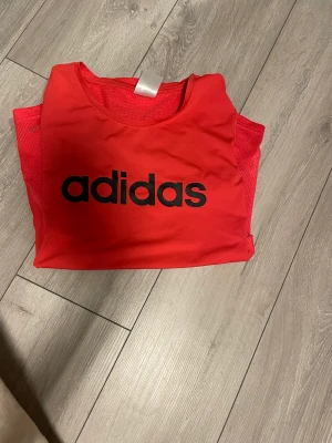 Tränings tröja  - En helt vanligt tränings tröja från adidas. Knappast använda. Skriv till mig vid funderingar💕 frakt tillkommer💕🤗