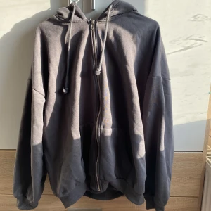 Grå huvtröja - Jättefin och skön grå huvtröja från SHEIN/Dazy. Den är aldrig använd och är i nyskick!  Materialet är jätte mjukt och super skönt! Den är köpt i XXLmen passar mer som XL