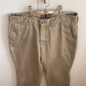 Beiga chinos - Skitsnygga beiga chinos i storlek 33/32💓 liten defekt på högra bakfickan som syns på tredje bilden men annars rätt bra skick⭐️säljer då de inte kommer till användning💌