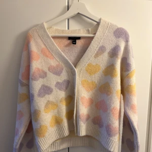 Stickad kofta  - Säljer min stickade kofta från New Look (beställd från Asos). Använd fåtal gånger och är i mycket bra skick. Stor i storleken och sitter ganska löst på mig som har s/m. Bekvämt och mysigt material 💕