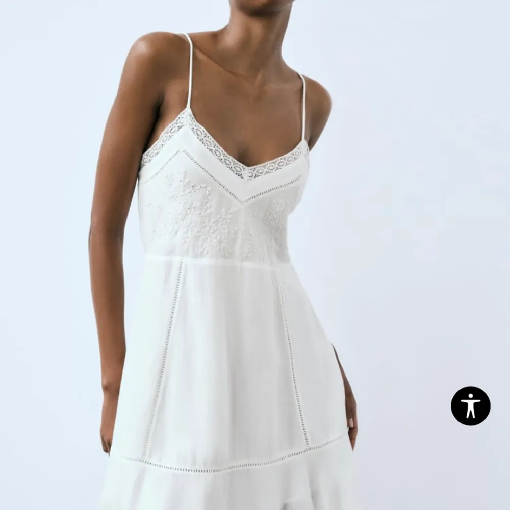 super fin och kort klänning från zara i storlek m säljer efter som den är för liten för mig💗. Klänningar.