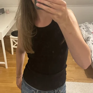 Svart linne  - Säljer detta linne från hm då det aldrig har använts så är som nytt! 