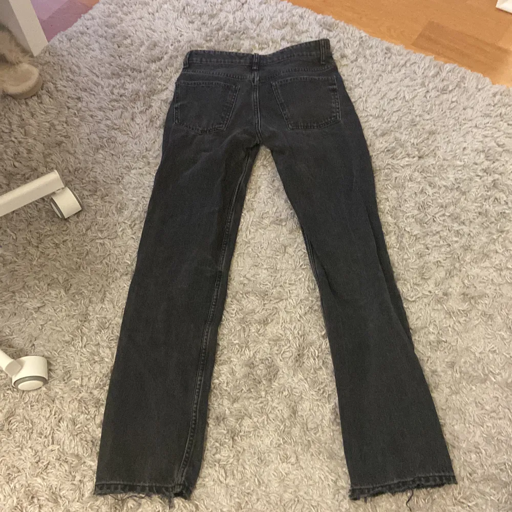 Svarta mid waist straight jeans från zara i storlek 32. Säljer då de är för korta för mig. (Jag är 172). Skriv om ni vill ha fler detaljer❤️. Jeans & Byxor.
