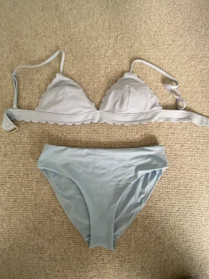 Bikini  - Använda mycket få antal gånger. Delarna är från h&m och går att köpa enskilda eller tillsammans. Överdelen- 80kr, underdelen- 50kr och båda- 115kr.