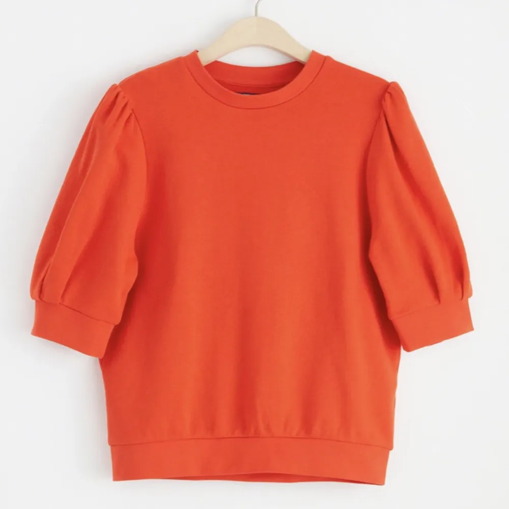 Säljer dennna jätte snygga tröjan från Lindex använd en gång, super mysigt material inuti. Storlek xs, kontakta för fler bilder🤍🤍Pris kan diskuteras vid snabbt köp. T-shirts.