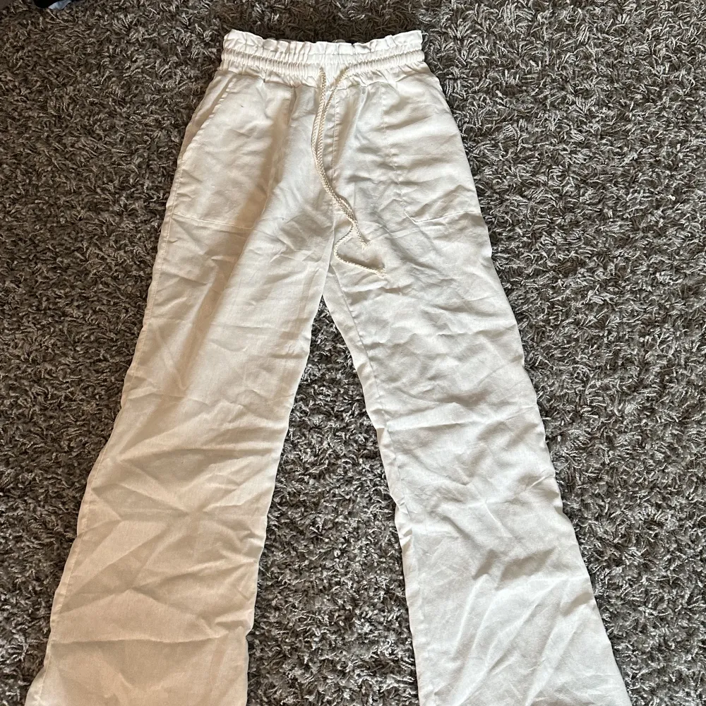 Vita linnebyxor från nymock som inte är använda, de är i storlek s men passar m också, säljer pågrund av att dem är för stora för mig. Jeans & Byxor.