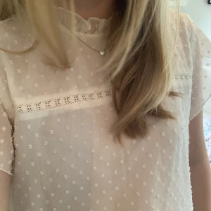 blus - vit blus från only köpt på salt⭐️ endast använd några få gånger och är i bra skick. 