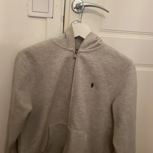 Ralphlauren ziphoodie  - Säljer nu min ralphlauren ziphoodie använd ett fåtal gånger. Väldigt fräsh om du frågar mig. Mitt pris:270 köpt för 800. Frakten betalas av köparen