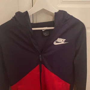 Nike sipträningströja - Säljer nu min nike sipträningströja använd fåtal gånger. Säljer för 100kr men köpt för 500kr. Frakten betalas av köparen.