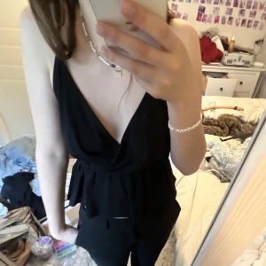 Omlottlinne  - Söt svart omlottlinne, fin fest topp