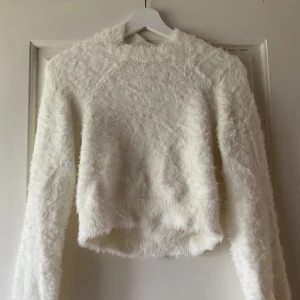 Fluffig stickad tröja - En fin och skön tröja från NA-KD med öppen rygg. 