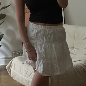 Kjol  - säljer billigare pga skrynklig (är 160 cm och vanligtvis en XS/S)