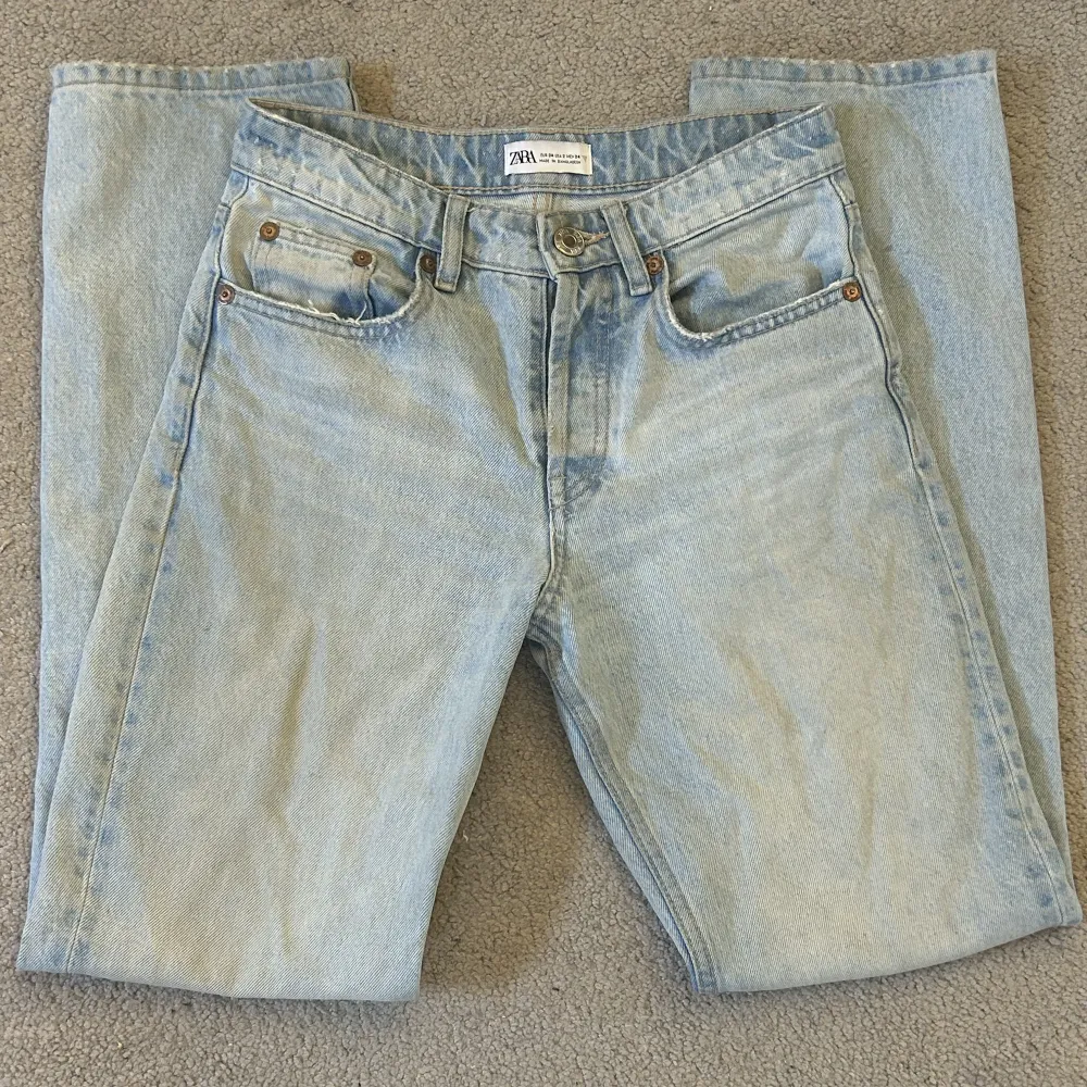 Jag säljer nu dom här fina Low waist jeansen från zara då dom inte kommer till användning längre. Jag är 169cm. Jag säljer dessa jeans i svart också! Tveka inte på att höra av dig!💕. Jeans & Byxor.