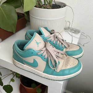 Air jordan 1 - Låga jordans i färgen sanddrift/washed teal/sail. Köpta förra sommaren. Inga defekter! Storlek 39. Pris går att diskutera😊